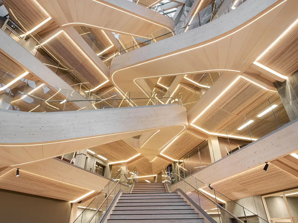 Zone d'entrée avec des galeries en bois et un escalier au milieu de l'image