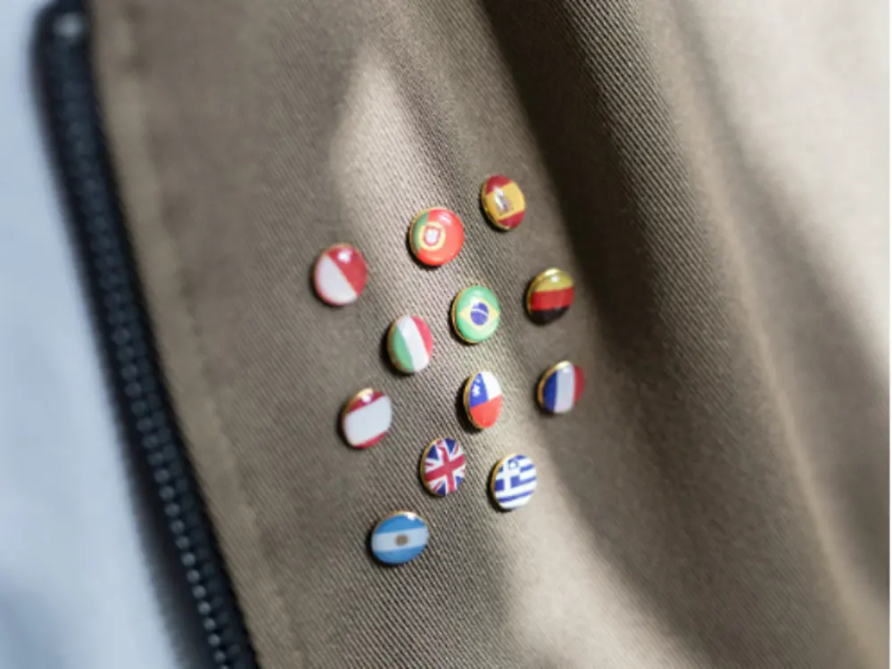 Badges avec des drapeaux du monde entier attachés à une veste 