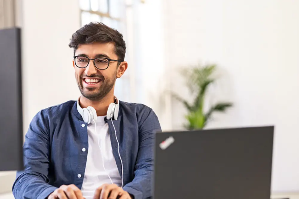 Un employé de Henkel travaillant à son bureau