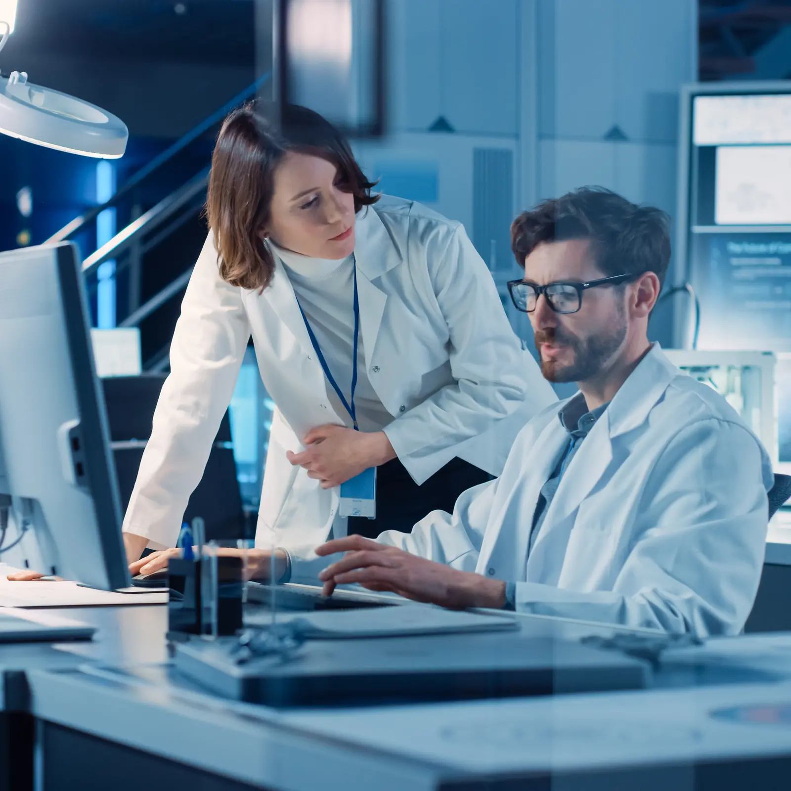 un homme et une femme travaillent dans un laboratoire