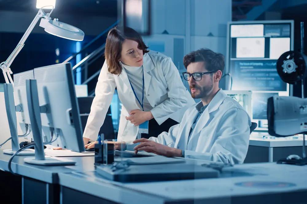 un homme et une femme travaillent dans un laboratoire