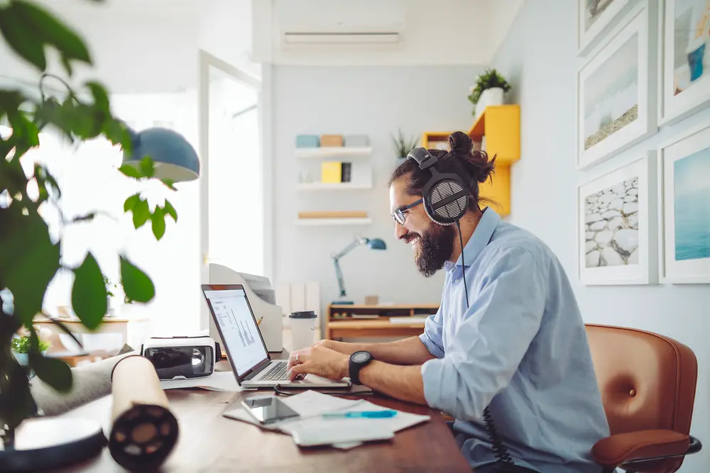 Homme avec un casque sur son bureau