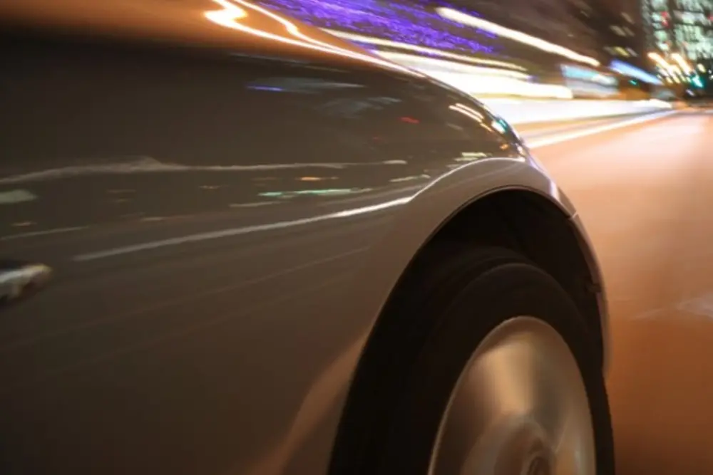 Partie avant de la face latérale d'une carrosserie de voiture peinte en gris