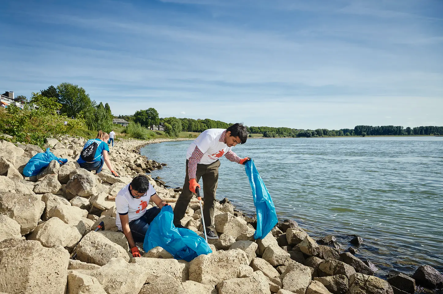 Henkel employees taking part in a Trashfighter activity.