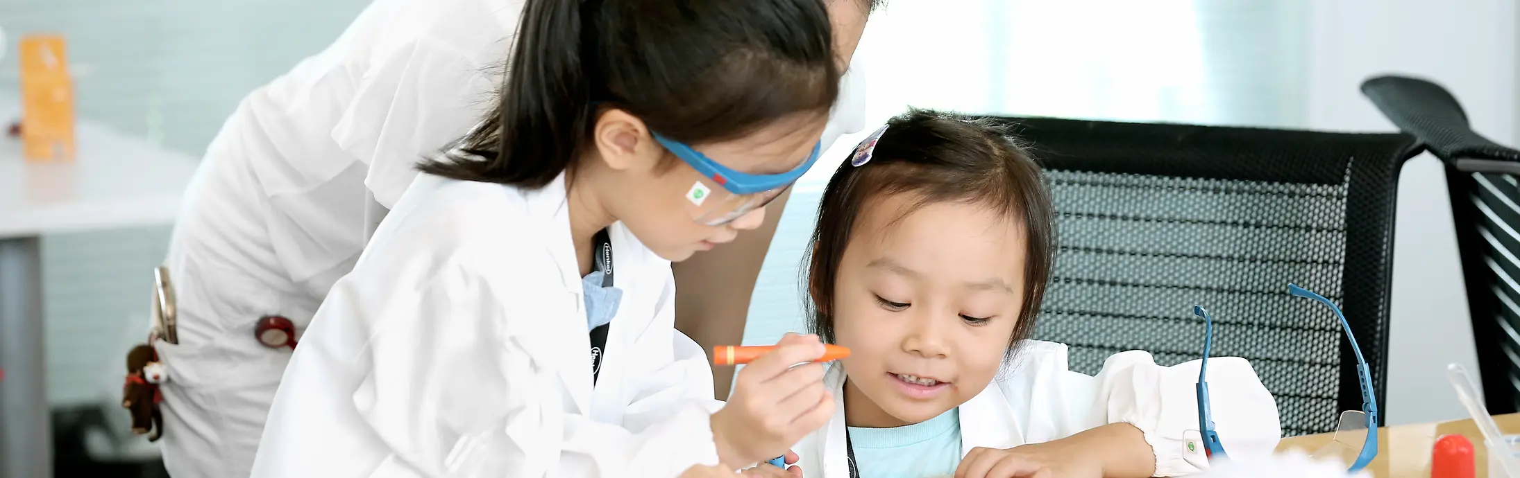 Des enfants et une femme faisant de la science